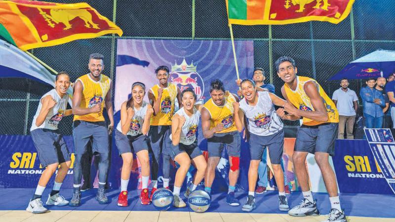 The winning women’s Team TSM represented by Thisaramala Ekanayake, Benika Madhubashane, Lubna Morseth and Nihari Perera and the men’s champion team of Air Brothers comprising Nimesh Fernando, Rukshan Atapattu, Chanuka Shehan and Pawan Gamage come together to celebrate on the podium