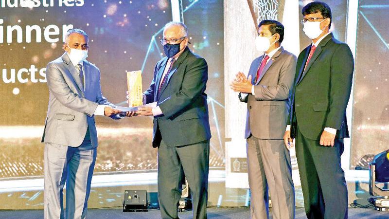 Managing Director of AGM Products,  Abdul Waheed Mohammad Farook receives the award.