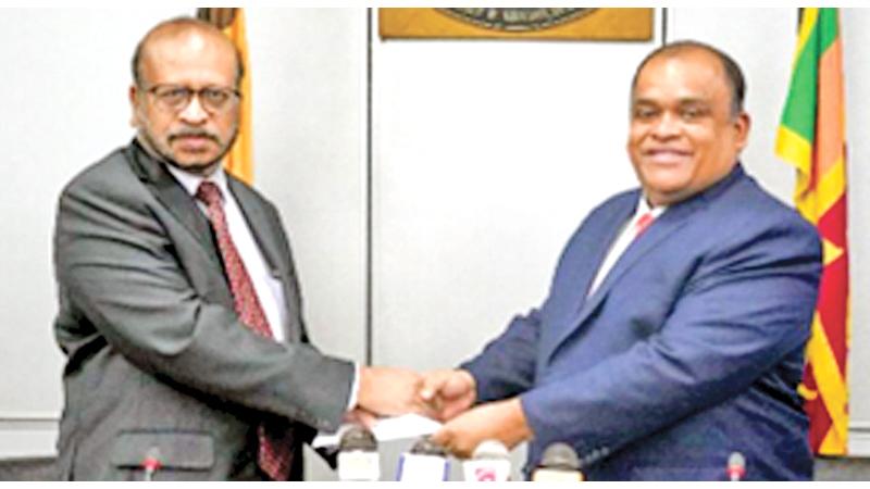 Vice-Chancellor of the University of Moratuwa, Senior Prof. N. D. Gunawardena (on left) exchanges the MoU with Co-Founder of DP Education, Dhammika Perera