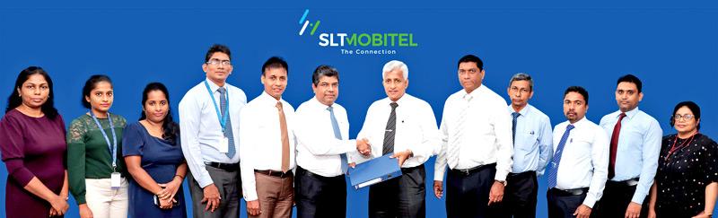 Chief Executive Officer, SLT, Janaka Abeysinghe and Chairman, NWSDB, Nishantha Ranatunga exchange agreement