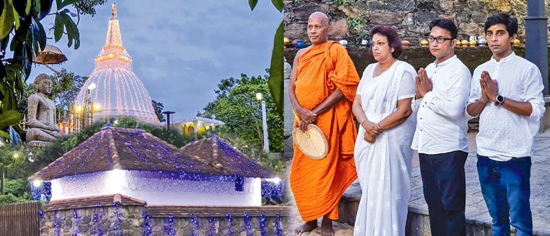 Chairperson of Swadeshi, Ms. Amari Wijewardene, the Chief Incumbent of Wariyapola, Kolambagama Miyugunarama Raja Maha Vihara, Ven. Gallehepitiye Pemarathana Thera and officials from Swadeshi, illuminating the Vihara.