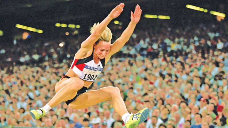 Drechsler winning the long jump at Sydney 2000 Olympics