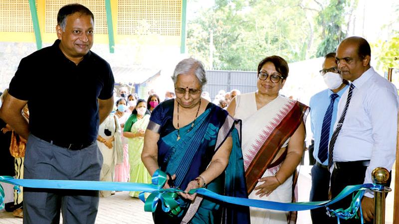 Yogeswari Wijayaratnam cuts the ribbon at the Jayam Wijayaratnam Cancer Care Centre flanked by Kavan Ratnayaka and Dr Radhika Coomaraswamy, Trustees of the Jayam Wijayaratnam Fund.