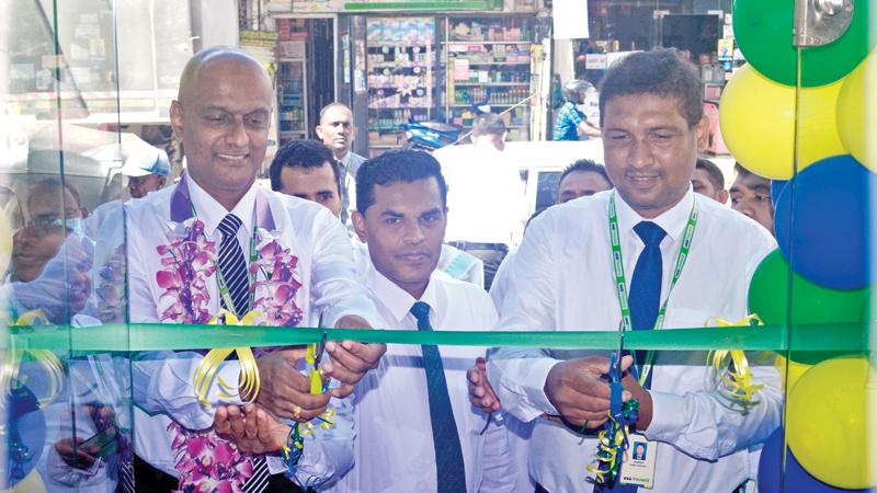 The relocated branch opening was graced by senior HNBF officials with Ruwan Fernando, Deputy General Manager – Human Resources/Chief Human Resources Officer of HNB FINANCE PLC cutting the ribbon to inaugurate the new branch’s operations.