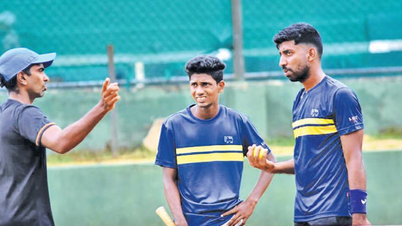 Coach Renouk Wijemanne (left) speaking to Ashen Silva and Yasitha de Silva