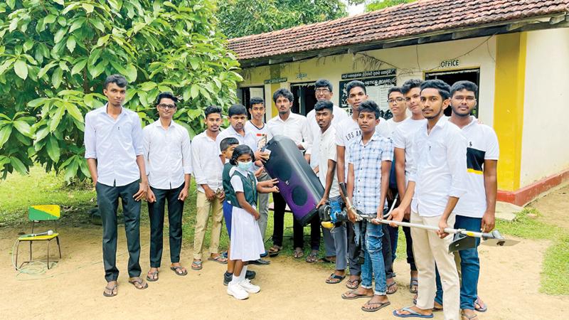 The group of students is handing over their donation to M.B.I.M.F. Dissanayake, Principal and to senior prefects of that school on Wednesday. ( Pic. and text by S.M.Wijayaratne, Kurunegala Corr)