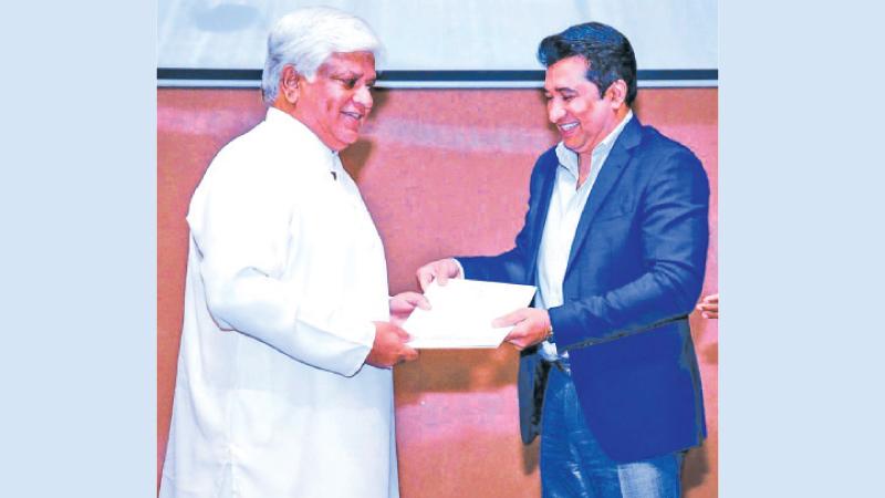 Minister of Sports, Roshan Ranasinghe presenting the appointment letter as the Chairman of the National Sports Council to former Sri Lanka’s World Cup winning captain Arjuna Ranatunga  