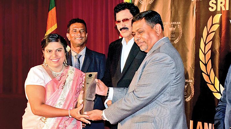 Nishani Lasika Herath Bannheka receiving her award from Sanath Jayalath (Royal College Principal). Also in the picture is Executive Director Media Foundation Saman Chandraratne (Pic. By Upul Deshapriya)