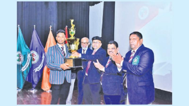 MNM Shamaaz receiving the Most Outstanding Sportsman of the Year award from Dian Gomes and Principal of Zahira Trizviiy Marikkar in the presence of the chairman of the Board of Governors Fouzul Hameed and BOG Sports Council chairman Naina Mohamed