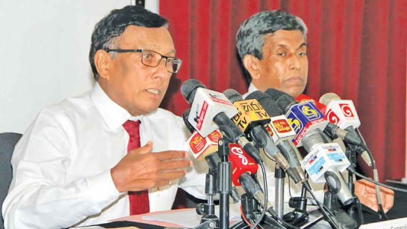 Maj. Gen. Palitha Fernando (left) addressing the media (Pic by Thushara Fernando)