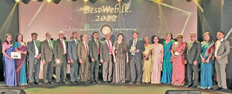 NSB Chairperson Keasila Jayawardane, GM/CEO Ajith Peiris, Directors Jayantha Perera, Lakshman Gamini and Senior DGM K. Raveendran with the award