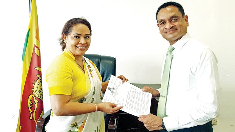 State Tourism Minister, Diana Gamage presents the letter of appointment to Dr. Arosha Fernando at the State Tourism Ministry premises at Suhurupaya in Battaramulla