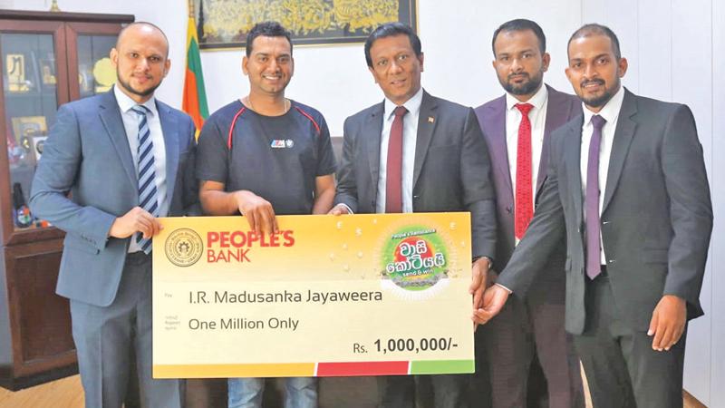 I.R. Madusanka Jayaweera receives the Rs.1 million prize from Consulate General of Sri Lanka - Dubai and Northern Emirates, Nalinda Wijerathna.