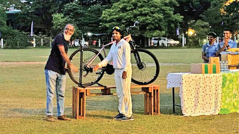 Chamari Polgampola of Air Force receiving the Best Player of the tournament award of a Lumala bicycle from Imthiyas, Manger of Lumala Company