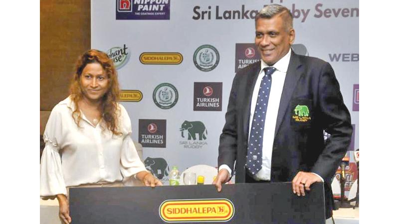 Vidyani Hettigoda (left) Director of Hettigoda Industries presenting the sponsorship cheque to Rizly Illyas (president of SLR) (Pic by Sudath Malaweera)