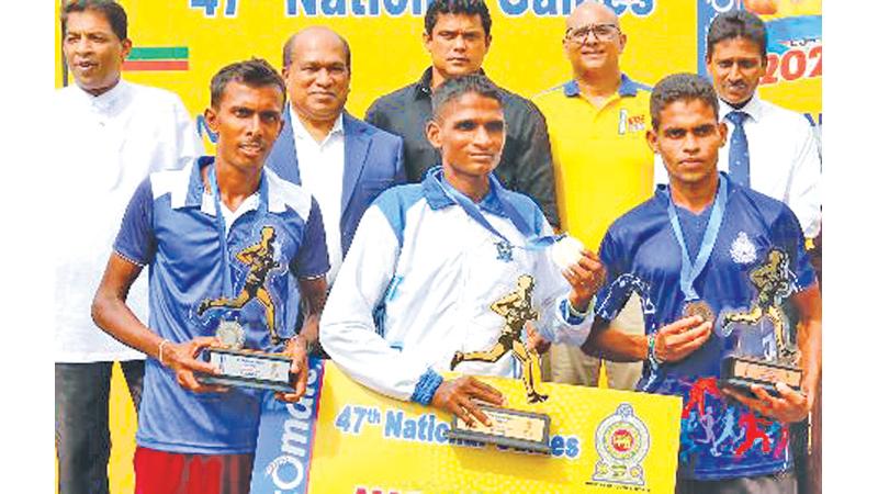 Men’s marathon winners TW Ratnapala (Eastern) 2:25m.49, RA Arunasiri (NCP) 2:26m.08 and WMS Kumara (NWP) 2:26m.50, 04