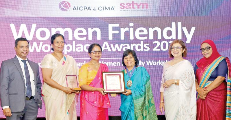 CIMA President Melanie Kanaka presents the award to People’s Bank DGM, Retail Banking, Renuka Jayasinghe. DGM, Enterprise Banking, Krishani Narangoda and Acting DGM, Human Resources, K. Nihal. Founder Editor, Satynmag.com, Nayomini R. Weerasooriya and Country Manager CIMA, Zahara Ansary look on.