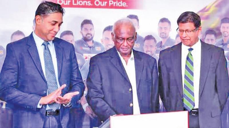 Harsha Samaranayake (vice president brand and marketing of Dialog), Jayantha Dharmadasa (vice president Sri Lanka Cricket) and Mohan de Silva (secretary Sri Lanka Cricket) at the launch