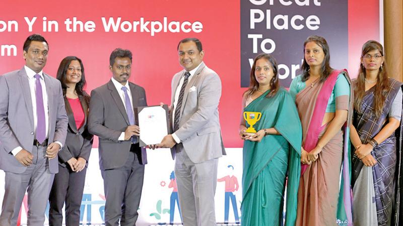 Mahindra Ideal Finance officials receive the award