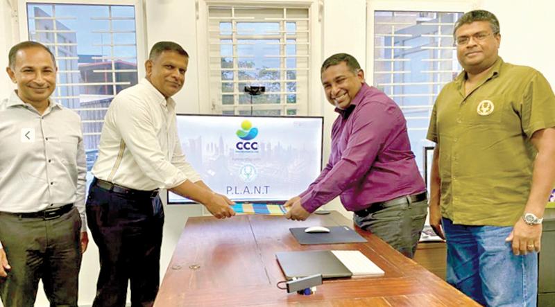  CCC Director and Chief Executive Officer Sanith de Silva Wijeyeratne exchanges the agreement with PLANT Director Shevon Gooneratne. Directors Dilshan Hettiaratchi and Sriyan de Silva Wijeyeratne look on. 