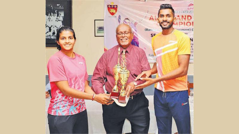 Thilini Hendahewa (left) and Sachin Dias receiving their trophies from IS de Silva the president of SSC