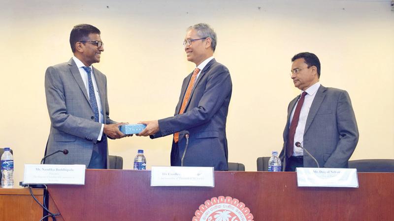 President, NCCSL, Nandika Buddhipala and Senior VP, NCCSL, Deepal Nelson present a token of appreciation to Ambassador Poj Harnpol