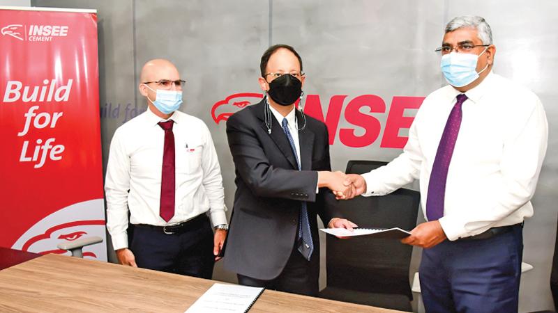 Chairman, Insee Cement, Nandana Ekanayake and OIC, IUCN Sri Lanka Country Office, Anshuman Saikia exchange the MoU