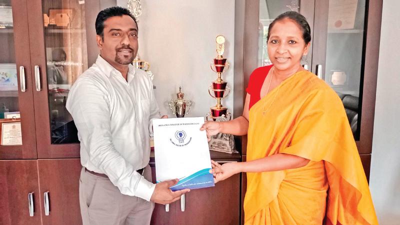 Prof. Guwani Liyanage, President of SLCPI and Shantha Bandara, Chief Executive Officer of Sunshine Pharmaceuticals exchanging the MoU