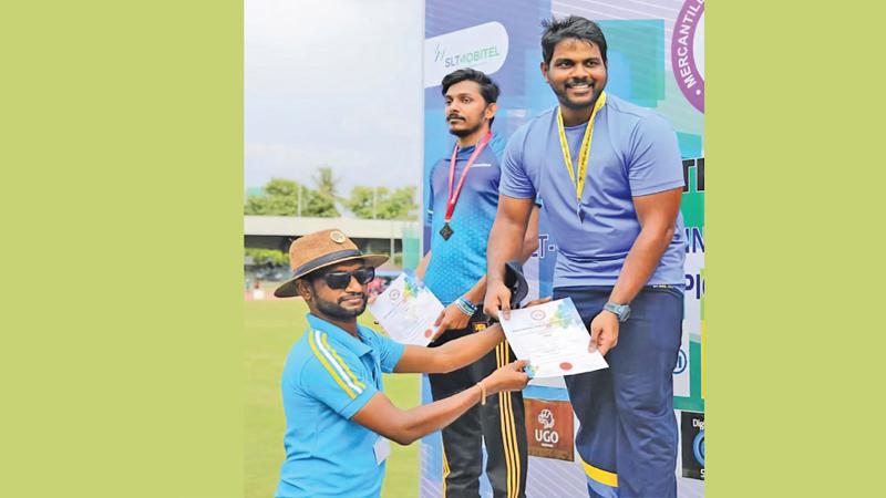 Lakshan Fernando receiving the certificate on the podium