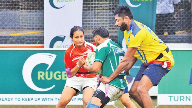 Isipathana’s woman player Lakmi Amendra moves in to help her team mate Sithum who is held by a Vidyartha player (Pic by Sudath Nishantha)