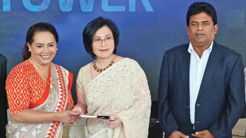 State Minister of Tourism, Diana Gamage exchanges the MoU for the project with Business Development Director, Kreate Design Singapore, Cintia Chan. CEO, Lotus Tower Development, Maj Gen. (Rtd) Prasad Samarasinghe looks on. Pic: Shirajiv Sirimane
