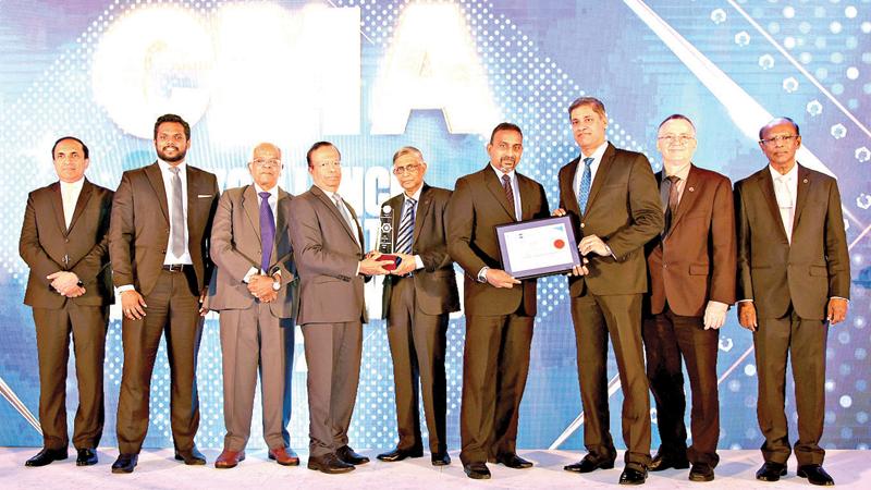 Ceylinco Life Executive Director/Chief Finance Officer Palitha Jayawardena (fourth from left)  receives the CMA award. Representatives of the company look on.