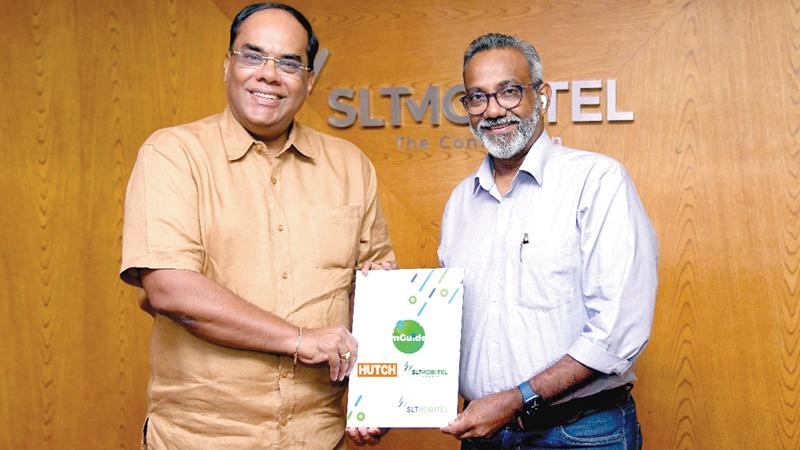 Thirukumar Nadarasa, CEO, Hutch (Pvt) Ltd. (left), exchanging the MoU with Chandika Vitharena, CEO, Mobitel (Pvt) Ltd.