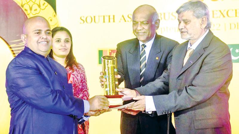 Chairman, IJVR Associates, Indika Jayathilake receives the award