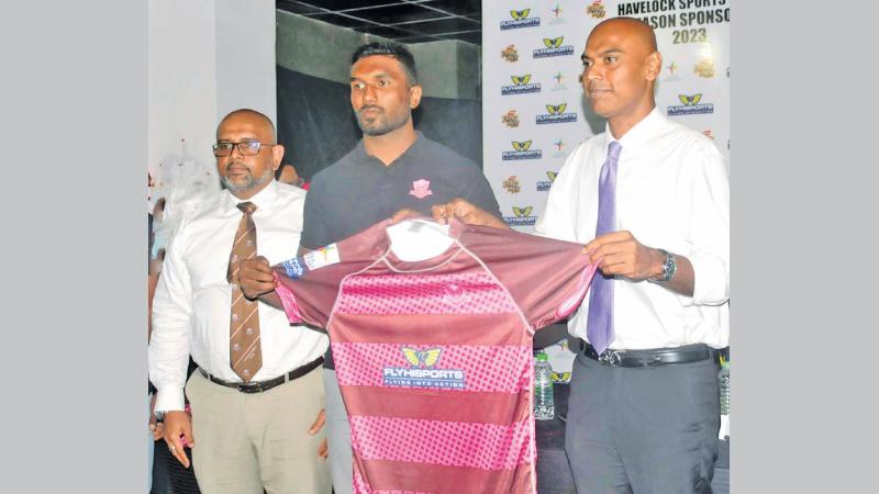 Havelocks rugby captain Umesh Madushan (right) displays his team’s new jersey courtesy their main sponsor FLYHISPORTS of Australia flanked by club president Thusitha Peiris (Pic by Sudath Malaweera)
