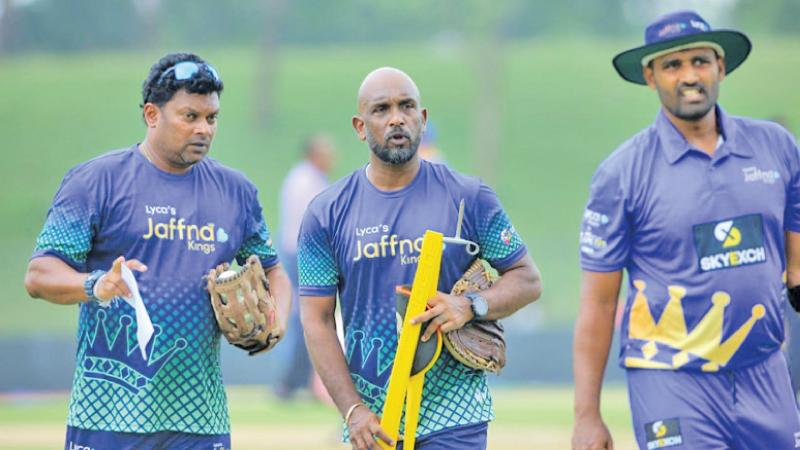 Mario Villavarayen the trainer and fast bowling coach of Jaffna Kings (centre) with head coach Thilina Kandambi (left) and skipper Thisara Perera during a training session at Hambantota (Pic SLC)