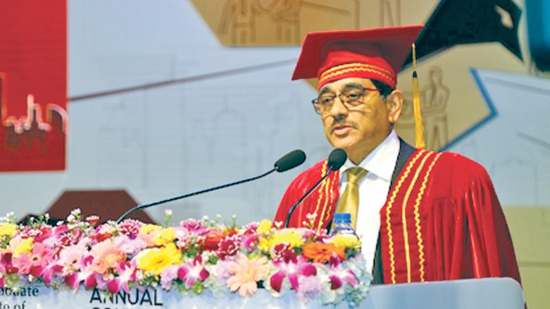 Dr. Nandalal Weerasinghe delivers the convocation address