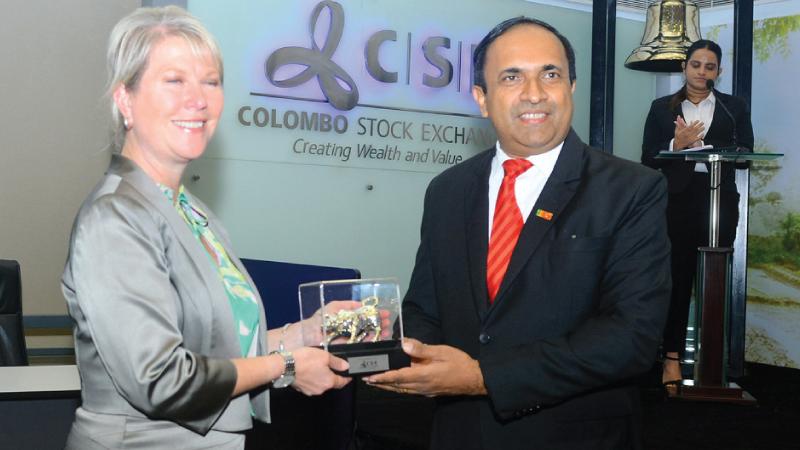 Chief Executive Officer Rajeeva Bandaranaike presents a token of appreciation to President of Rotary International, Jenifer Jones. Pic: Marlon Karunaratne