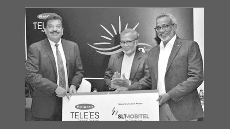 CEO, Mobitel, Chandika Vitharena exchanges the agreement with Chairman, Raigam Group, Dr. Ravi Liyanage (on left). Head of Jury of Raigam Awards, Buddhadasa Galappaththi looks on