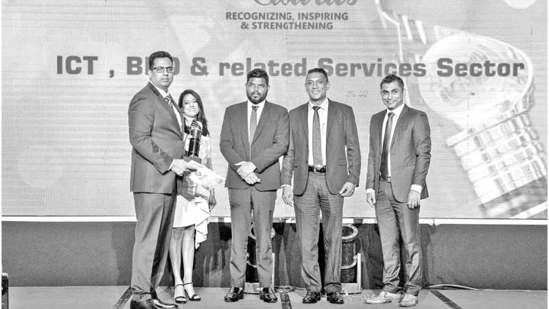Rasika Karunatilake, General Manager, Sysco LABS with the award.