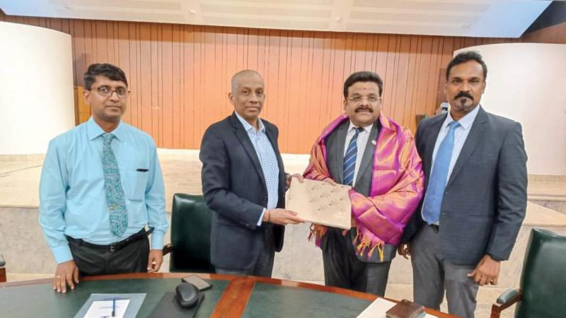 Deputy High Commissioner Dr. Venkateshwaran receives a token of appreciation from SICCI officials