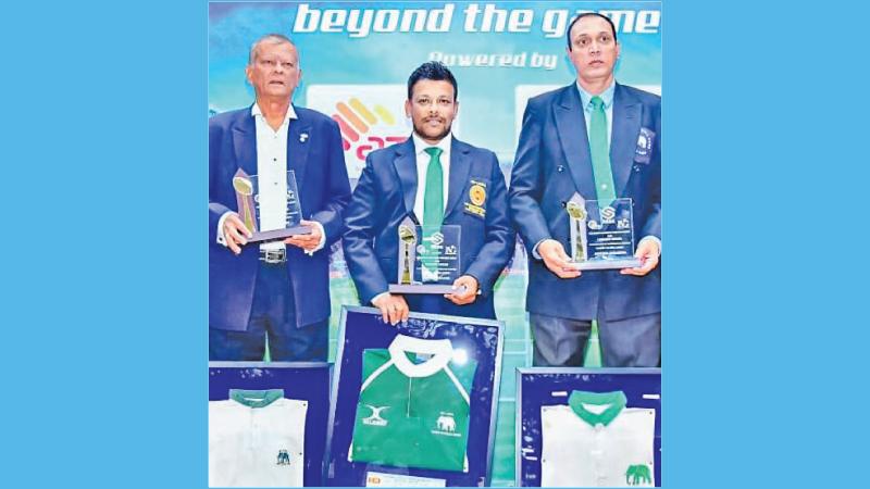 Rugby legends Tony Amit (left) and Asoka Jayasena (right) along with Nilfer Ibrahim with their awards 