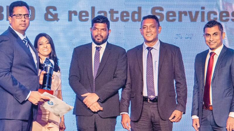 General Manager, Sysco LABS Rasika Karunatilake with the award.