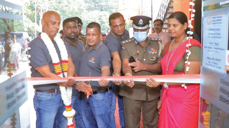 Managing Director, Siyapatha Finance, Ananda Seneviratne, Chief Marketing officer, Siyapatha Finance, Mathisha Hewavitharana, Chief Operating Officer, Siyapatha Finance Rajeev De Silva, Chief Human Resources Officer, Siyapatha Finance, Prasad Udugampola, SSP M.K.R.A. Gunarathna and Central Bank Regional Manager, Kilinochchi, Mrs. Karthika Nirojan open the Kilinochchi branch.