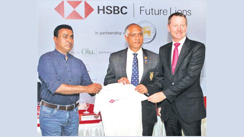 Dishan Fernando (left) GM of MAS Kreeda presenting a T-shirt to Michael Perera Magala (centre) President SLG in the presence of Mark Surgenor CEO of HSBC (Pic by Wimal Karunathilaka)