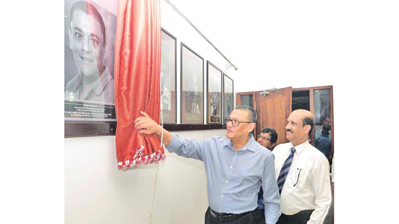 Ranjan Madugalle unveiling his portrait in the presence of Nalin Wickremasinghe the president of the MCA (Pic by Nissanka Wijerathna)