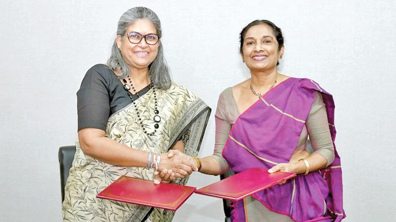 Secretary, Ministry of Justice, Prison Affairs and Constitutional Reforms Wasantha Perera and Country Representative of The Asia Foundation Dinesha de Silva Wikramanayake exchanging the MoU