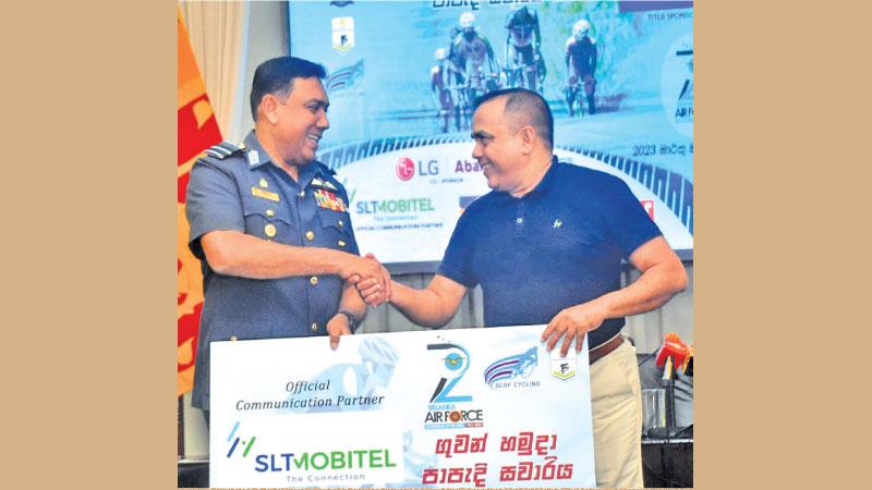 Rohana Ellawela (right) of SLT Mobitel presenting the sponsorship cheque to Air Vice Marshal Lasitha Sumanaweera (Pic by Gayan Pushpika)