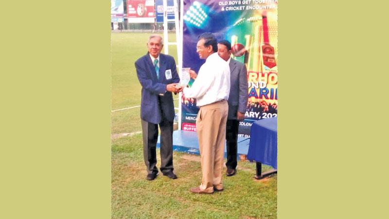 Retired Air Vice Marshal Ravi Arunthawanathan (left) the former Richmond wicket keeper receiving a special replica from the joint organising committee chairman Dr Ananda Wijewickrama at the awards ceremony