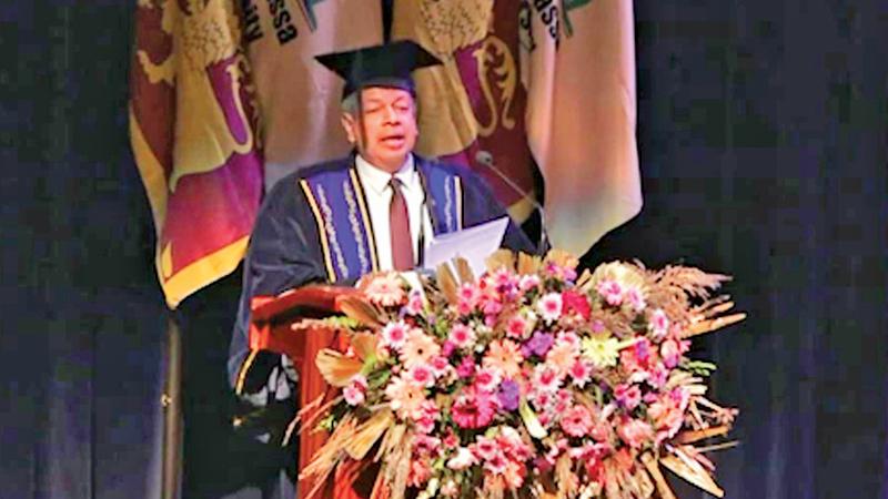Prof. Ajantha Dharmasiri delivers the Convocation address at the Uva Wellassa University